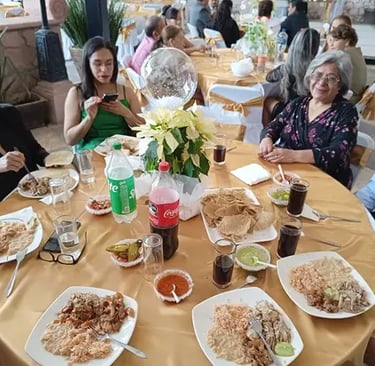 Invitados disfrutando carnitas en servicio de catering para evento familiar en Querétaro.