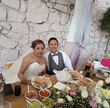Novios disfrutando barbacoa en servicio de catering para boda en Querétaro.