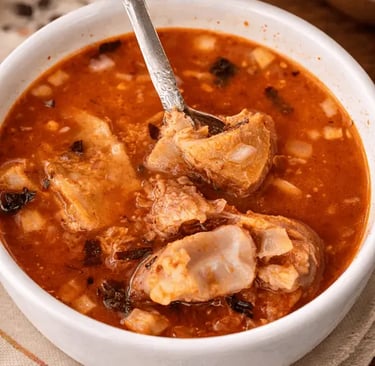 Menudo de res tradicional en caldo rojo servido en bowl en Querétaro.