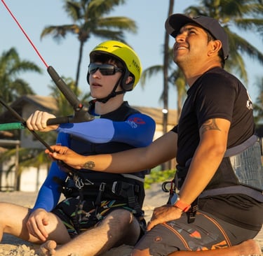 adolescente fazendo aula de kitesurf ao lado do instrutor.