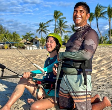 mulher jovem tendo aula de kitesurf ao lado o seu instrutor