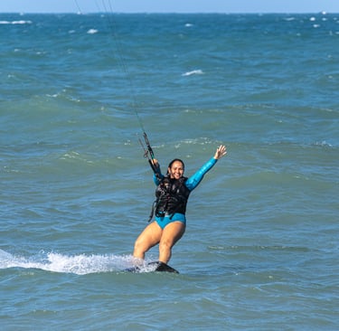 mulher velejando de kitesurf no mar.