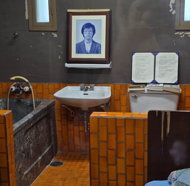 The bathroom in room 509