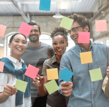 Equipe colaborando com ideias diversas em sessĂŁo de brainstorming