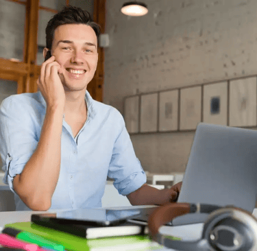 Pessoa concentrada em ambiente limpo com foco no trabalho