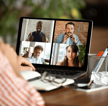 Jovem lĂder digital em reuniĂŁo online com equipe colaborativa