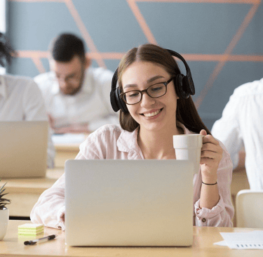 Jovem lĂder utilizando tecnologia com empatia durante reuniĂŁo com equipe