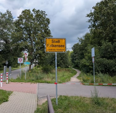 Schild der Stadt Falkensee, wo die Trauerrednerin wohnt