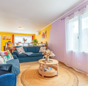 Le salon cosy ouvert sur la pièce de vie.