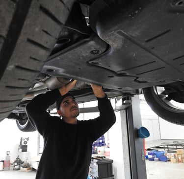 Automechaniker prüft ein Auto auf der Hebebühne