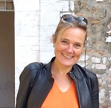 Antoinette is zorgethicus en voormalig schoolleider. Ze schrijft blogs over haar onderwijservaringen