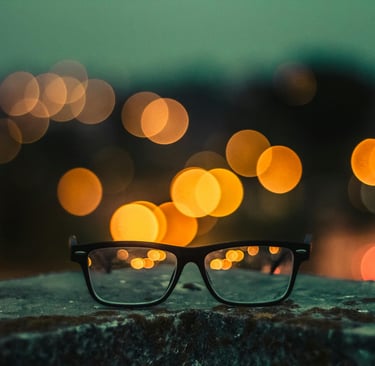 Bril met lichtreflecties, over anders kijken en de kracht van perspectief.