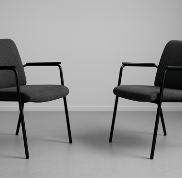 Een lege kamer, twee stoelen en de vraag: wat is er volgens jou gebeurd? Hier begint ruimte.