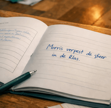 Op tafel ligt een schoolrapport open met handgeschreven opmerking