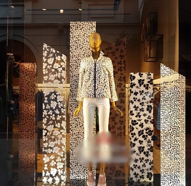 vetrina espositiva elegante con manichino e sfondo composto da pannelli floreali multiformato- AMK 