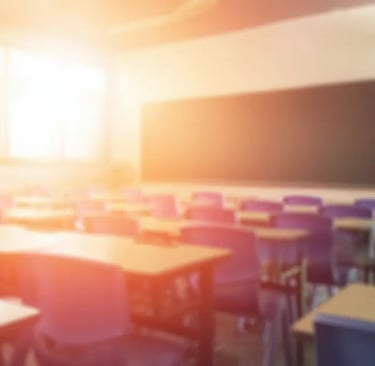 Salle de classe vide, épuisement enseignant, lecture Gestalt à Décines-Charpieu