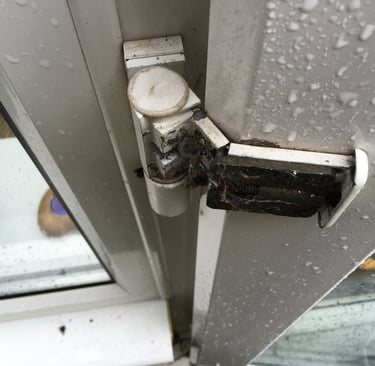 picture of a broken upvc door hinge