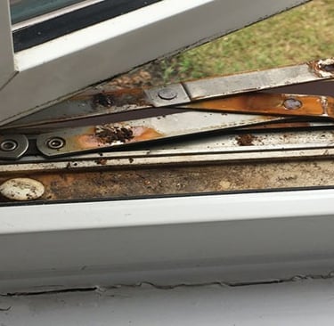 picture of a broken hinge in a upvc window