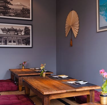 Ambiente interno do Kaizen com decoração japonesa e mesa tradicional