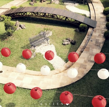 Vista aérea do jardim japonês do Kaizen decorado com lanternas vermelhas e brancas