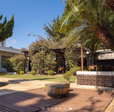 Entrada do restaurante Kaizen com palmeiras e paisagismo oriental em Campinas