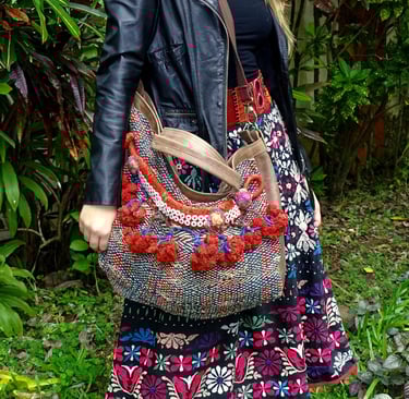 la modella in dossa una borsa Traveller realizzata con tessuti tribali