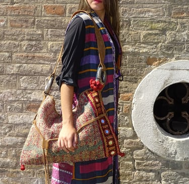 una borsa Lambanis realizzata a mano con tessuti tribali