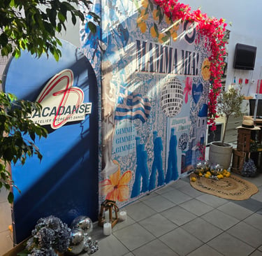 Décoration immersive Mamma Mia réalisée par Ewel Events pour le gala de danse L'Acadanse en Aveyron