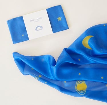 blauwe zijden doek met een maan en sterren, speeldoek van natuurlijk materiaal