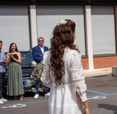Une femme en robes de mariage blanches et chaussures blanches.
