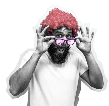 Mann mit pinker Perücke und rosa Brille in einem weißen Shirt