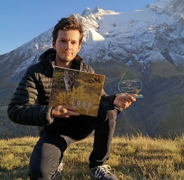 Loup, une vie en meute dans les Ecrins