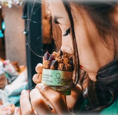 Mulher sentindo as emoções que uma marca pode despertar no sentido do olfato