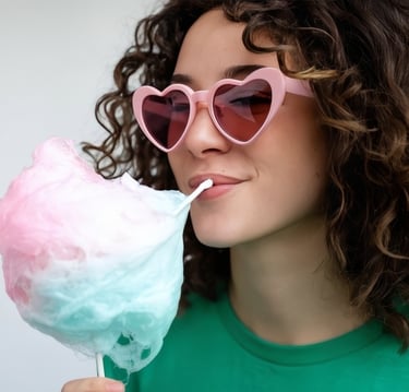 mulher com algodão doce