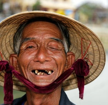 un vieux monsieur vietnamien avec un sourire sans dent