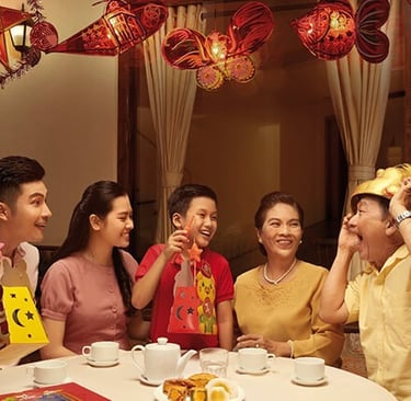 une famille vietnamien en train de rigoler