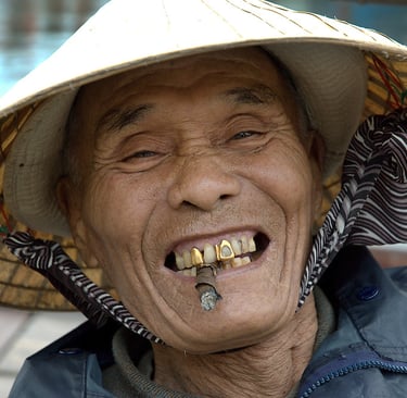 vieux monsieur vietnamien fumer