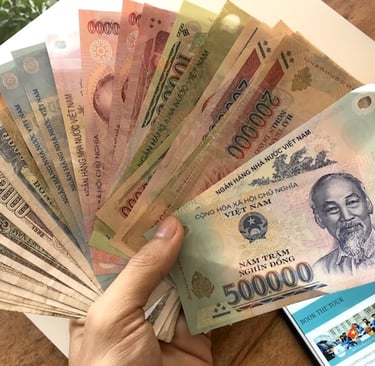 billet vietnamien dans la main