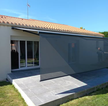 maison avec un stores bannes abaissés posés par l'artisan menuisier en Vendée