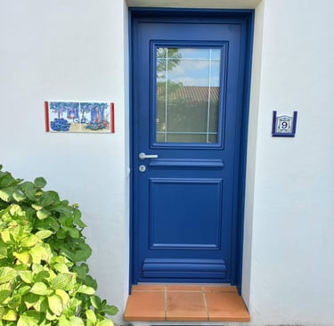 porte d'entrée bleue en pvc posée par l'artisan menuisier en Vendée