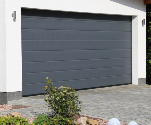 porte de garage en pvc noire posée par l'artisan menuisier en Vendée