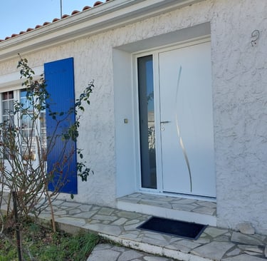 porte d'entrée blanche en pvc posée par l'artisan menuisier en Vendée