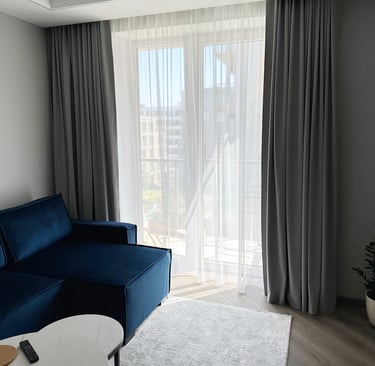 mėlyna sofa