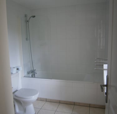 Les Sources Bedroom Élancèze ensuite bathroom