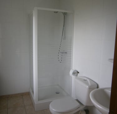 Les Sources Bedroom Griou ensuite shower room