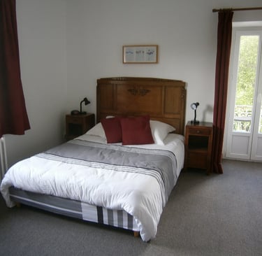 Les Sources bedroom les Gardes