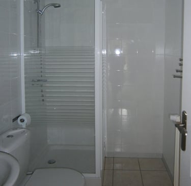 Les Sources Bedroom Mary ensuite shower room