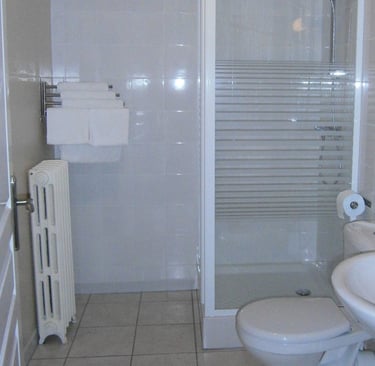 Les Sources Bedroom les Gardes ensuite shower room