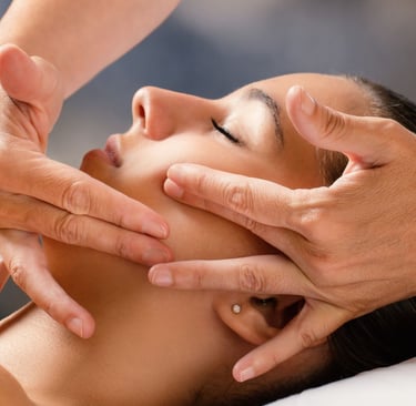 Une image d'un massage du visage dans un salon de beauté à Rouffiac-tolosan