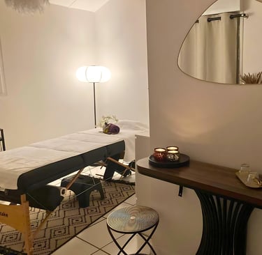 Image du salon de beauté Serenis Beauté à Rouffiac-Tolosan, avec une table de massage dans une ambiance chaleureuse.